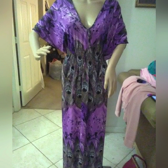 Unk Dresses & Skirts - BNWT MAXI DRESS (READS ONE SIZE ALL) LAVENDER/ PURPLE W/ PEACOCK FEATHERS